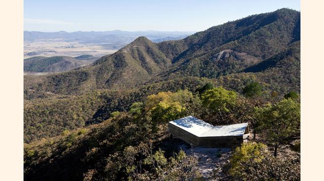 MIRADOR LAS CRUCES, TALPA (JALISCO, MÉXICO). Otro mirador de la ruta peregrina de Jalisco, esta vez proyectado por el estudio chileno Elemental. Se trata de una estructura monolítica de hormigón armado que de un lado se pega al suelo y del otro se eleva p