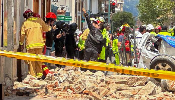 Personas observan los daños ocasionados por el sismo de magnitud 6,5 en la escala abierta de Richter, en la ciudad de Cuenca (Ecuador). Foto: EFE.