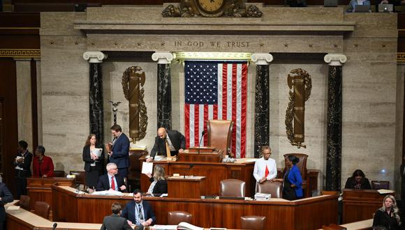 Los miembros del personal se preparan mientras la Cámara de Representantes de EE. UU. se reunirá para el 118º Congreso en el Capitolio de EE. UU. en Washington, DC, el 3 de enero de 2023. (Foto de Mandel NGAN / AFP)