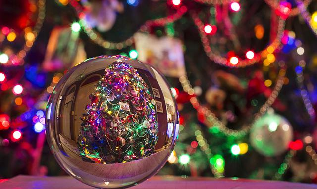 Foto 3 | Programa las conexiones de luces navideñas. Puedes prevenir sobrecargas y recalentamiento de lámparas y luces navideñas instalando un ‘timer’ de seguridad. De esta manera, podrás programar el sistema para que abra el circuito eléctrico a una determinada hora. (Foto: pixabay)