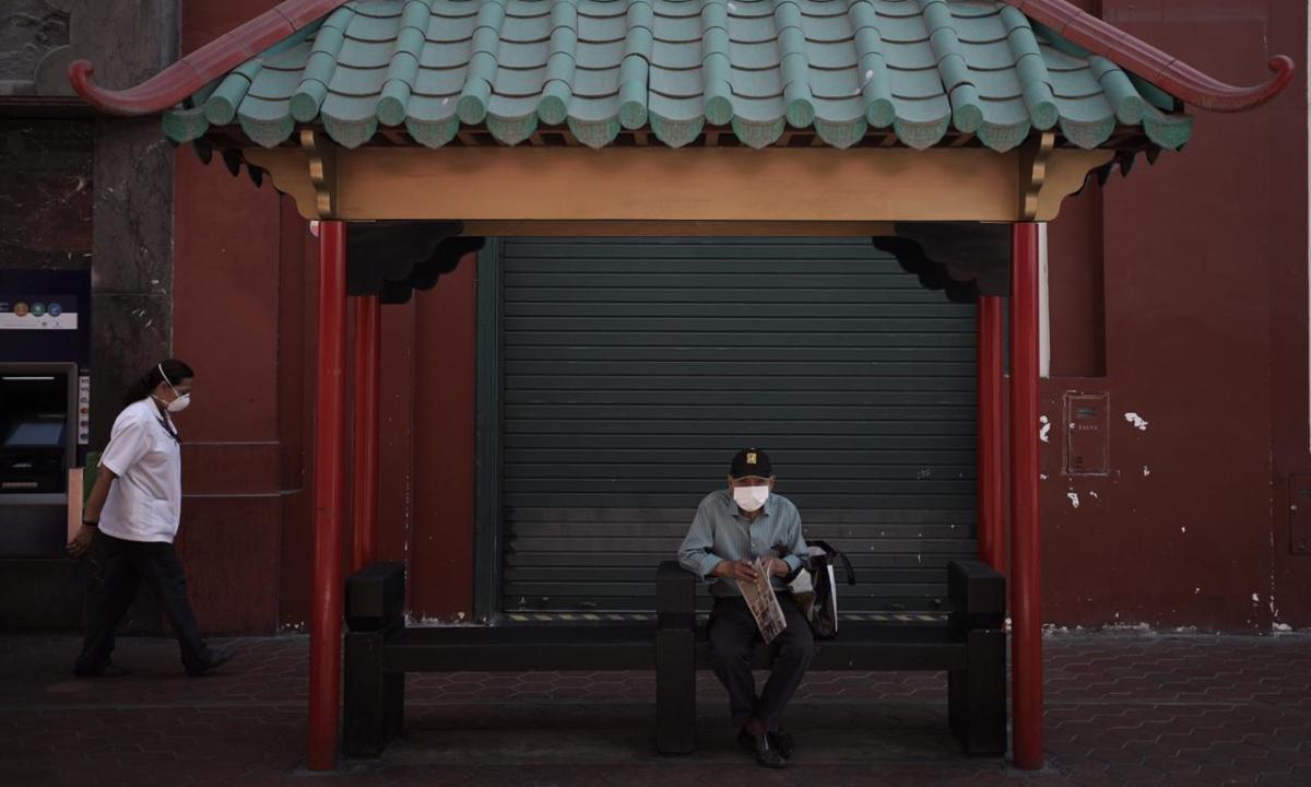 las personas asintomáticas o con apenas síntomas, “continúan viviendo con normalidad, van a trabajar, utilizan el transporte público, salen de compras. Sin quererlo, estos portadores silenciosos facilitan la propagación del virus”, según Jeffrey Shaman.