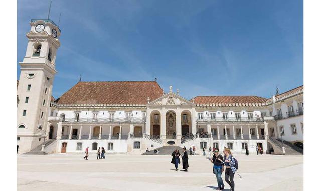 Coimbra (Portugal). Cuenta con monumentos de parangón como su universidad (protegida como Patrimonio Mundial) o su casco histórico plagado de iglesias, conventos y callejones. Además, su vidilla y los intangibles que le dan los estudiantes, son capaces de