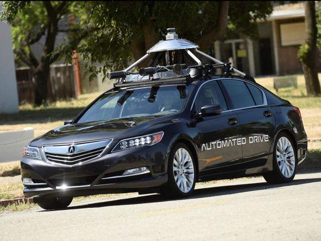 Honda. Honda tiene la meta de tener vehículos totalmente autónomos en las calles para el 2020. Honda ha estado probando sus vehículos autónomos en la Estación Naval de Armas de Concord en San Francisco desde marzo del 2015. El fabricante de automóviles es