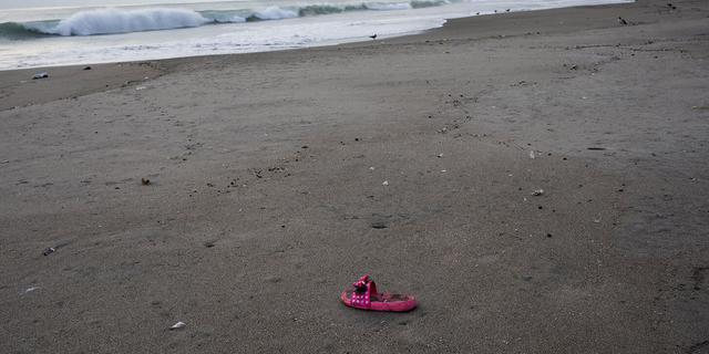 FOTO 6 | En esta imagen, tomada el 25 de marzo de 2020, una sandalia abandonada en la orilla de la playa de Agua Dulce, que suele estar atestada de bañistas en esta época del año, en Lima, Perú. (AP Foto/Rodrigo Abd)