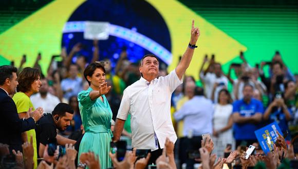 El mes pasado, en el lanzamiento de la campaña de reelección de Bolsonaro en Río de Janeiro, mostró lo que podía hacer. Animada a dirigirse a la multitud, entre las invocaciones religiosas, les dio a los votantes un vistazo de la vida en la casa de Bolsonaro. Duerme mal, les dijo, preocupado por el país. Cuando él se va, ella reza en su silla para pedir coraje y fuerza para el presidente. Él es, le confió a la audiencia vestida con un traje verde bandera, “un elegido de Dios”. Siguen aplausos atronadores. Foto: Bloomberg