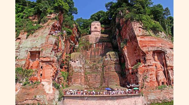 Gran Buda de Leshan (China), La mayor escultura de Buda del mundo es una imagen sedente de 71 metros de altura que fue tallada en el siglo IX en un acantilado sobre la confluencia de los ríos Min Jian, Dadu y Quinyi y frente al monte Emei, en la provincia