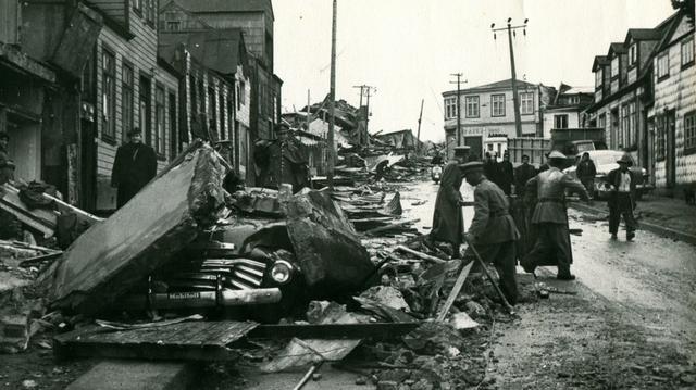 FOTO 7 |  22 de mayo de 1960: Un terremoto de magnitud 9,5 en Valdivia (Chile), junto a otros que se produjeron en los días previos, dejó más de 5.000 muertos.