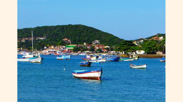 Búzios, Brasil. Si existiera la “economía en la playa”, Búzios sería su Wall Street. Sus más de 20 playas, las galerías de primera clase, los clubes y las boutiques atraen a un grupo selecto de viajeros. Los surfistas aman la playa Geriba, los practicante