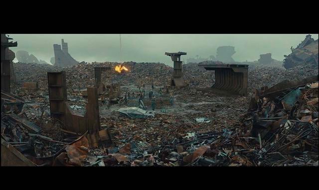 FOTO 7 | LOS ÁNGELES Y MÁS ALLÁ.- "Blade Runner 2049" saca la historia de los confines de Los Ángeles y la lleva a un polvoriento vertedero de San Diego o a una postapocalíptica Las Vegas, envuelta en una neblina naranja, donde aún se pasea algú