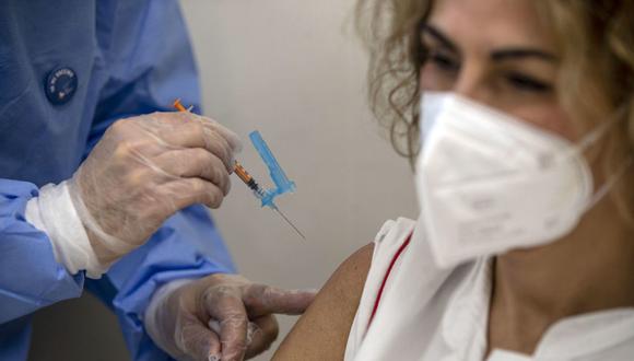 El pasado 24 de enero, el primer ministro italiano, Giuseppe Conte, informó en las redes sociales de que su Gobierno emprenderá acciones legales contra la farmacéutica AstraZeneca por la reducción del lote de vacunas del coronavirus, (Foto: EFE)