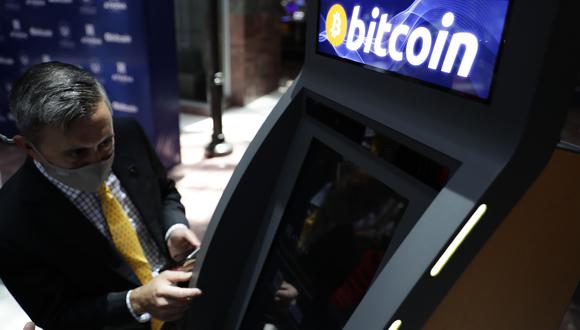 Eric Gravengaard, CEO y fundador de la compañía Anthena Bitcoin, realiza una operación en el nuevo cajero automático para transacciones en bitcóin, en una fotografía de archivo. (Foto: EFE/ Rodrigo Sura)