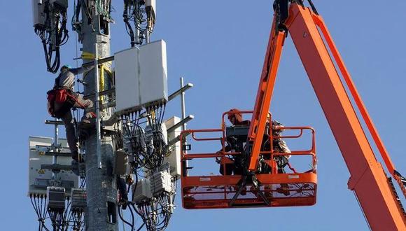Un equipo de Verizon instala equipamiento 5G en una torre en Orem. (Foto: Reuters)