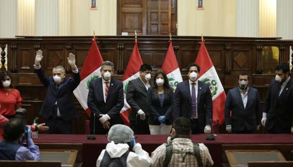 Miembros de la Mesa Directiva y voceros de bancadas en una conferencia de prensa. (GEC)