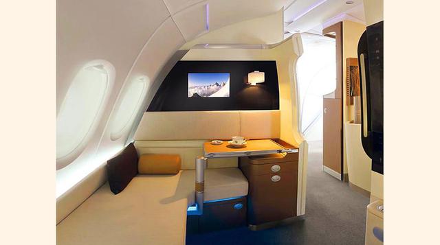 De la misma manera, Singapore Airlines ha sacado un gran partido al espacio de un A380 creando lo que llaman el ‘Santuario del Cielo’, en el que los pasajeros disfrutan de la intimidad de cabinas personales amuebladas con sillones espaciosos y camas.