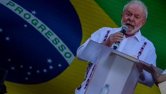 El exmandatario Luiz Inácio Lula da Silva participa en un acto con motivo de la independencia de la provincia de Bahía hoy, en la ciudad de Salvador (Brasil). (EFE/ Felipe Iruata)