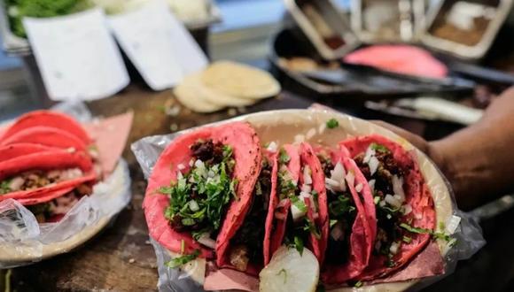 En redes sociales se han viralizado alimentos mexicanos con el color rosa de la muñeca, como queso, pan, pasteles y elotes. (Foto: EFE)