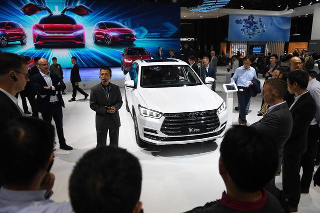 El gobierno chino lleva años otorgando ventajas fiscales a los compradores de vehículos limpios, con el efecto de disparar las ventas y favorecer la oferta. (Foto: AFP)