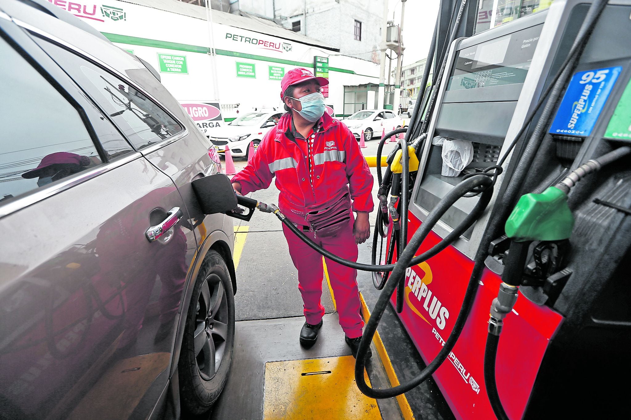 Mujer abasteciendo vehículo con combustible (Foto: GEC)