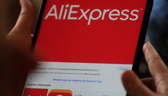 Un hombre utiliza su tableta digital para hacer las compras a través de la plataforma global de venta online del Grupo Alibaba, AliExpress. (Foto: EFE /Fernando Alvarado)