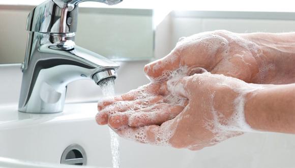 El lavado de manos es considerado una medida de higiene estándar para prevenir diferentes tipos de virus, como el COVID-19. (Shutterstock)