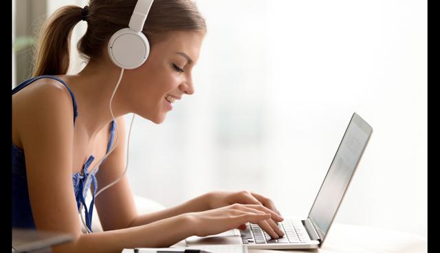 FOTO 12 | 12. Tutor en línea. Equipo: computadora
Crear tu propio negocio de tutorías en línea es una gran forma de explorar tu inteligencia y ser de ayuda a otros. Carl Arnold es un tutor que ayuda a estudiantes de secundaria y prepa a construir habilidades de composición, así como a escribir ensayos.

Tu también puedes aprovechar tus cualidades académicas y usarlas para enseñar y guiar a los estudiantes. Arnold se comunica con sus clientes por teléfono, Skype o correo, así que para la gente introvertida esta es una excelente opción de negocios. (Foto: Freepik)