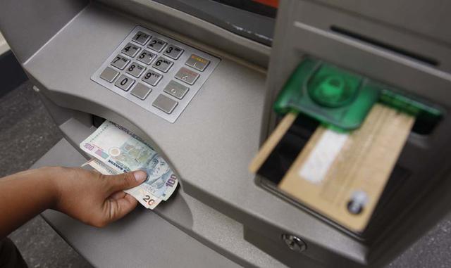 Evite utilizar la tarjeta para disposición de efectivo. La disposición de efectivo a través de la tarjeta de crédito (en cajeros automáticos) es una alternativa muy cara, que puede implicar una tasa de interés superior al 100% anual, por lo que debe ser “