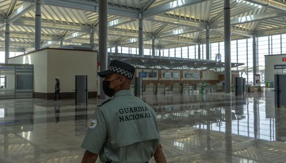 Un miembro de la Guardia Nacional Mexicana en el Aeropuerto Internacional Felipe Ángeles (AIFA) en Zumpango, México, el domingo 13 de marzo de 2022. Fotógrafo: Alejandro Cegarra/Bloomberg