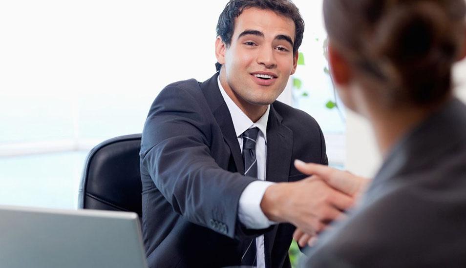 FOTO 5 | 5. Agradece el tiempo que te han dedicado
Otra de las oportunidades para destacar se produce al dar por finalizada la entrevista y despedirte del reclutador. En la mayoría de casos, son muchos los candidatos que se despiden sin más e incluso olvidan la cortesía y muestran mediante sus gestos y palabras cierto descontento o enfado cuando la entrevista no les ha ido tan bien como esperaban.

Pero hasta el momento de la despedida se debe dedicar a demostrar tu agradecimiento al entrevistador. Despidiéndote con la misma energía y optimismo que utilizaste para saludarle por primera vez, y diciéndole sin rodeos, que agradeces la oportunidad y el tiempo que te ha dedicado.