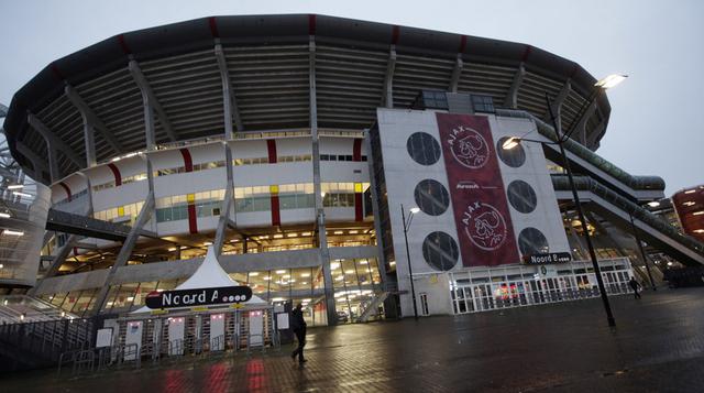 Amsterdam Arena (Amsterdam – Holanda). Fue inaugurado en 1996 con una capacidad para 53,502 personas. En este estadio juega de local el Ajax. Posee un techo retráctil, buena visibilidad increíble desde cualquier punto, incluso desde los asientos del nivel