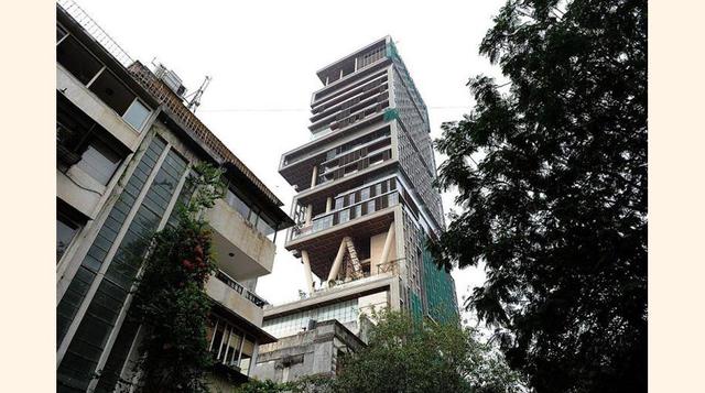 Una de las casas más caras del mundo,si eres multimillonario, puedes darte el lujo de comprar un rascacielos de 27 pisos en pleno centro de Mumbai. Eso sí, necesitarás gastar mucho más para ocupar sus 168 plazas de garaje, tres helipuertos y 50 asientos d
