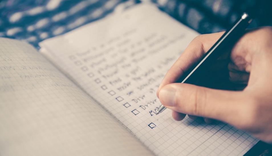 FOTO 1 | 1. Define prioridades de regalos. Comienza preguntándote: "¿Tengo, debo o quiero regalarle algo a esta persona?" No es obligatorio regalarle algo a todo mundo. Seamos sinceros y establezcamos prioridades. Esto además te ayudará a dejar bien claro cuáles son las relaciones personales más importantes en tu vida en este momento. Un ejercicio de reflexión, cortesía de Querido Dinero.