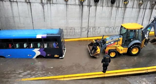 Arequipa: Vehículos y pasajeros fueron rescatados con ayuda de maquinaria pesada de bypass inundado por las lluvias (GEC)