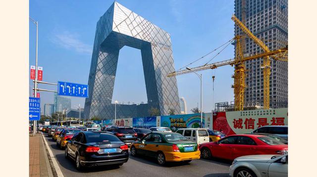 FOTO 21 | Sede de la televisión central de China, Pequín , este edificio tiene 44 plantas y a algunos les recuerda a un hombre agachado.