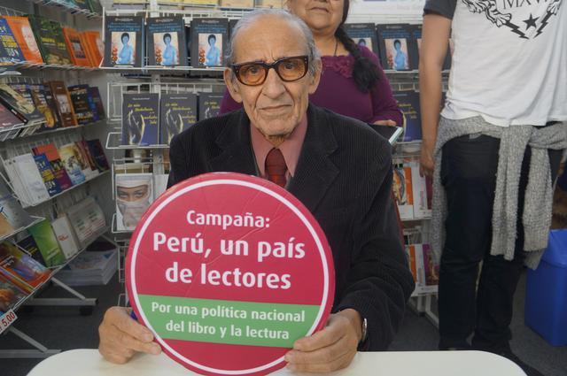 9. El fallecido escritor Marco Aurelio Denegri en una de las ediciones de la Feria del Libro Ricardo Palma.
