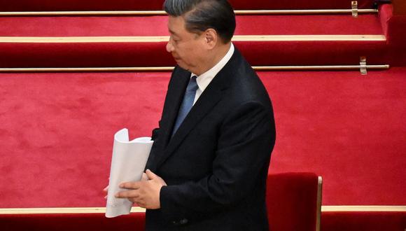 El presidente de China, Xi Jinping, sale después de la ceremonia de apertura de la Conferencia Consultiva Política del Pueblo Chino (CCPPCh) en el Gran Salón del Pueblo en Beijing el 4 de marzo de 2023. (Foto de NOEL CELIS / AFP)