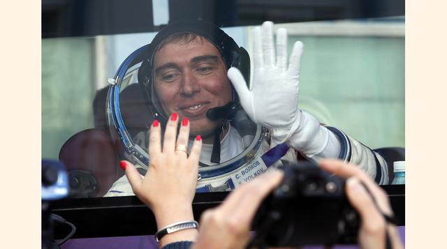 El cosmonauta ruso Sergei Volkov, miembro de la tripulación principal de la expedición a la Estación Espacial Internacional, saluda a sus familiares desde un autobús antes del lanzamiento del cohete Soyuz-FG en el cosmódromo de Baikonur, Kazajstán. (Foto: