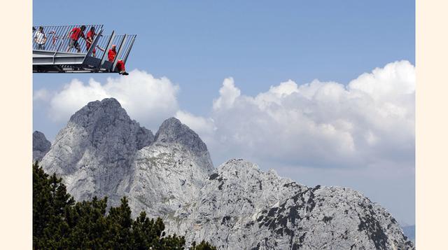 ALPSPIX, ALPSPITZ (ALEMANIA). Dos brazos de acero trazan una ‘X’ y se asoman al paisaje alpino en la estación de Alpspitz, en Baviera. Aunque toda la estructura mide 24 metros, solo 14 metros vuelan sobre el vacío. En la foto se ve a los operarios antes d
