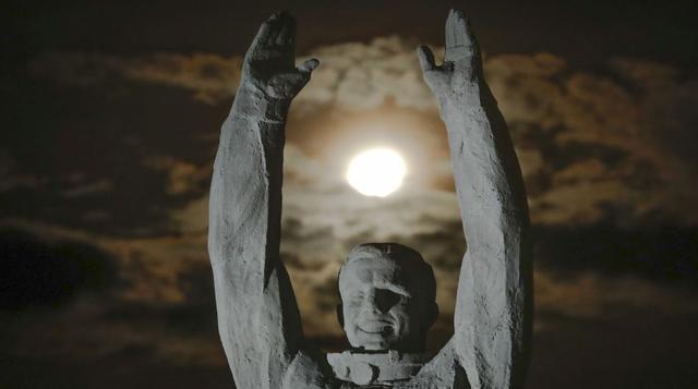 La luna sobre la escultura del primer cosmonauta Yuri Gagarin en el cosmódromo de Baikonur, Rusia. (Foto AP)