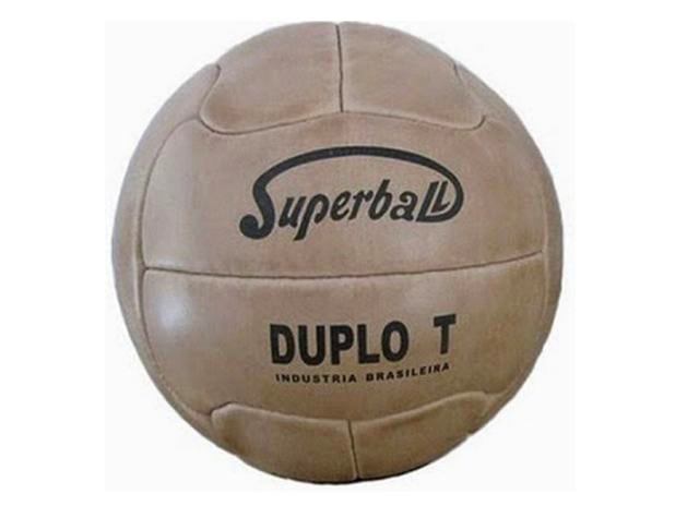 FOTO 4 | 4. Super Ball Duplo T (Brasil 1950) Balón de cuero con válvula para el inflado. (Foto: LEOGUZ - WIKIMEDIA COMMONS)