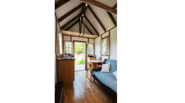 Sus 13,8 pies x 6.4 pies ofrecen un confortable espacio. También encontrarás un impresionante tragaluz, una cocina, cuarto de baño y un área de dormir con una cama doble.