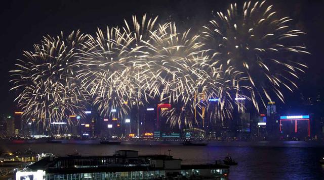 China es el mayor productor y consumidor del mundo de petardos y fuegos artificiales. Éstos son lanzados en las bodas, competiciones deportivas, conciertos y sobre todo en su Año Nuevo, puesto que existe la creencia muy extendida de que las explosiones al