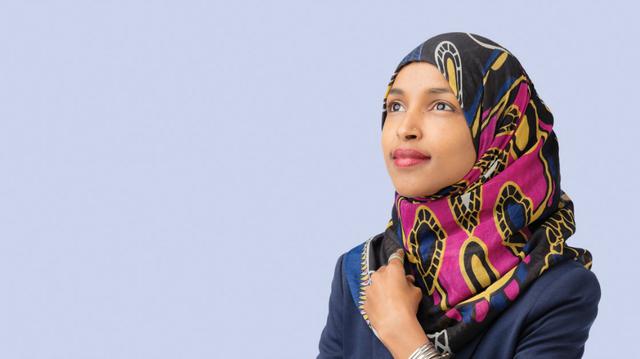 FOTO 10 | Ilhan Omar. La primera mujer de origen musulmán somalí-estadounidense en convertirse en legisladora. Cuando ocurrió la guerra civil en Somalia ella tenía 8 años, vivió en un campo de refugiados por cuatro años y migró hacia Estados Unidos cuando