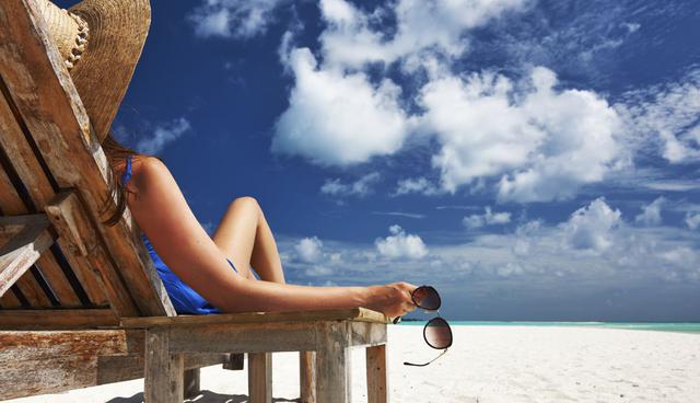 FOTO 4 | 4.     Vacaciones: Derecho que gozan los trabajadores a un descanso remunerado de 30 días calendario por año laborado.

a.  Sector privado: Si se acuerda el fraccionamiento, éste se podrá dividir en dos períodos. El primero será de quince días calendario, los cuales pueden gozarse en periodos de siete y ocho días ininterrumpidos. El resto del período vacacional puede gozarse de forma fraccionada en períodos inclusive inferiores a siete días calendario y como mínimo de un día calendario. Además, el descanso vacacional puede reducirse de 30 a 15 días calendario con la respectiva compensación de 15 días de remuneración.

b.  Sector público: Si se acuerda el goce fraccionado, el servidor debe disfrutar de su descanso vacacional en periodos no menores a siete días calendario. Sin embargo, esta regla establece que sin perjuicio de lo dispuesto, el servidor cuenta con hasta siete días hábiles, -dentro de los 30 días calendario de su periodo vacacional- para fraccionarlos en periodos inferiores a siete días y con mínimos de media jornada ordinaria de servicio. Es decir, que se podrá tomar hasta medio día con cargo a vacaciones.