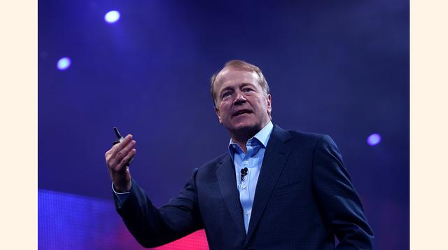 JOHN CHAMBERS, Tras haber pasado por multinacionales como IBM, en 1995 se convirtió en el CEO de Cisco. Desde que asumió el cargo, la compañía tuvo un crecimiento de miles de millones de dólares. También adquirió casi una docena de empresas, convirtiendo 