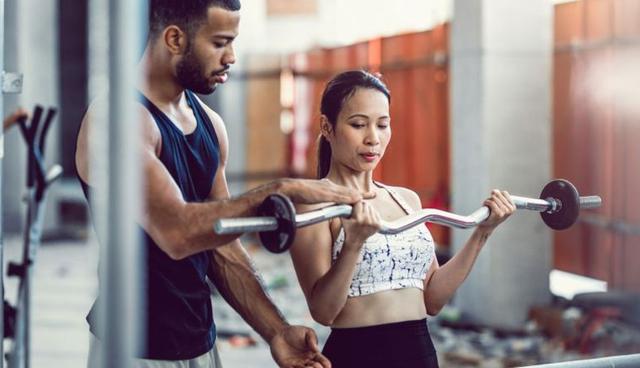 FOTO 8 | 8. Entrenador personal. Si tienes buen cuerpo y haces ejercicio de manera regular, ¿por qué no ofrecerle tus servicios a otros que pudieran beneficiarse de un entrenador personal? No necesitas estar certificado para hacerlo, sin embargo, si tienes una certificación tienes más credibilidad en este tipo de trabajo. El sueldo promedio en Estados Unidos de un entrenador personal de medio tiempo es de $18.95 dólares la hora. (Foto: Getty)