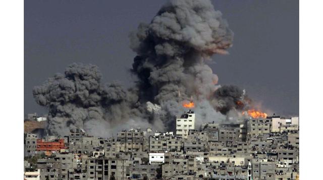 Humo y fuego tras un ataque israelí sobre Gaza (Foto AFP)
