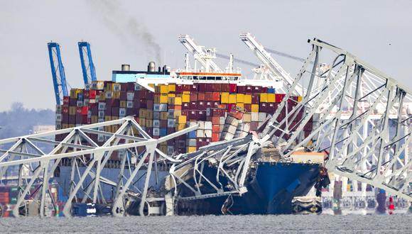El puente Francis Scott Key permanece parcialmente colapsado después de que un buque de carga chocó contra él en Baltimore, Maryland, el 26 de marzo de 2024. (EFE/EPA/JIM LO SCALZO).