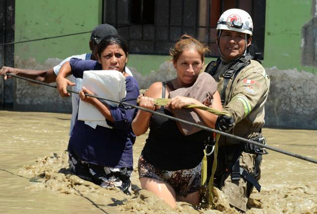 Su casa está en la avenida Alberto Reyes, en la misma calle donde se encuentra la comisaría. O lo que aún se deja ver de ella. (Foto: AFP)