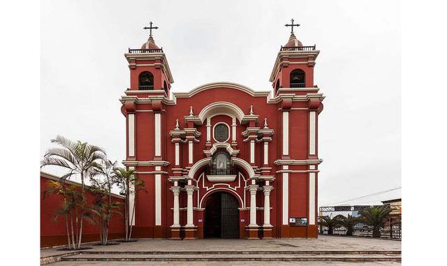 IGLESIA SANTUARIO DE SANTA ROSA. Este sitio es un templo y monasterio donde vivió Isabel Flores de Oliva, mejor conocida como Santa Rosa de Lima. Sus colores y arquitectura llaman la atención de propios y extraños. Este santuario fue construido en 1728.