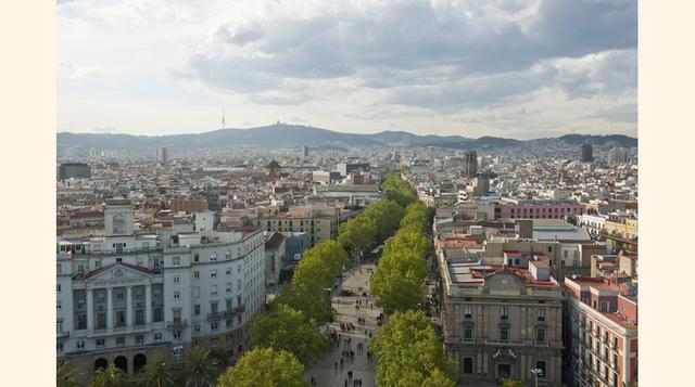La Rambla (Barcelona). Como pasa con Madrid, hay que darle al rey lo que es del rey: La Rambla, pese a los turistas, pese a los vendedores ambulantes, pese a TODO, sigue siendo la joya de la corona de las calles de Barcelona. Además de las 100 cosas que t